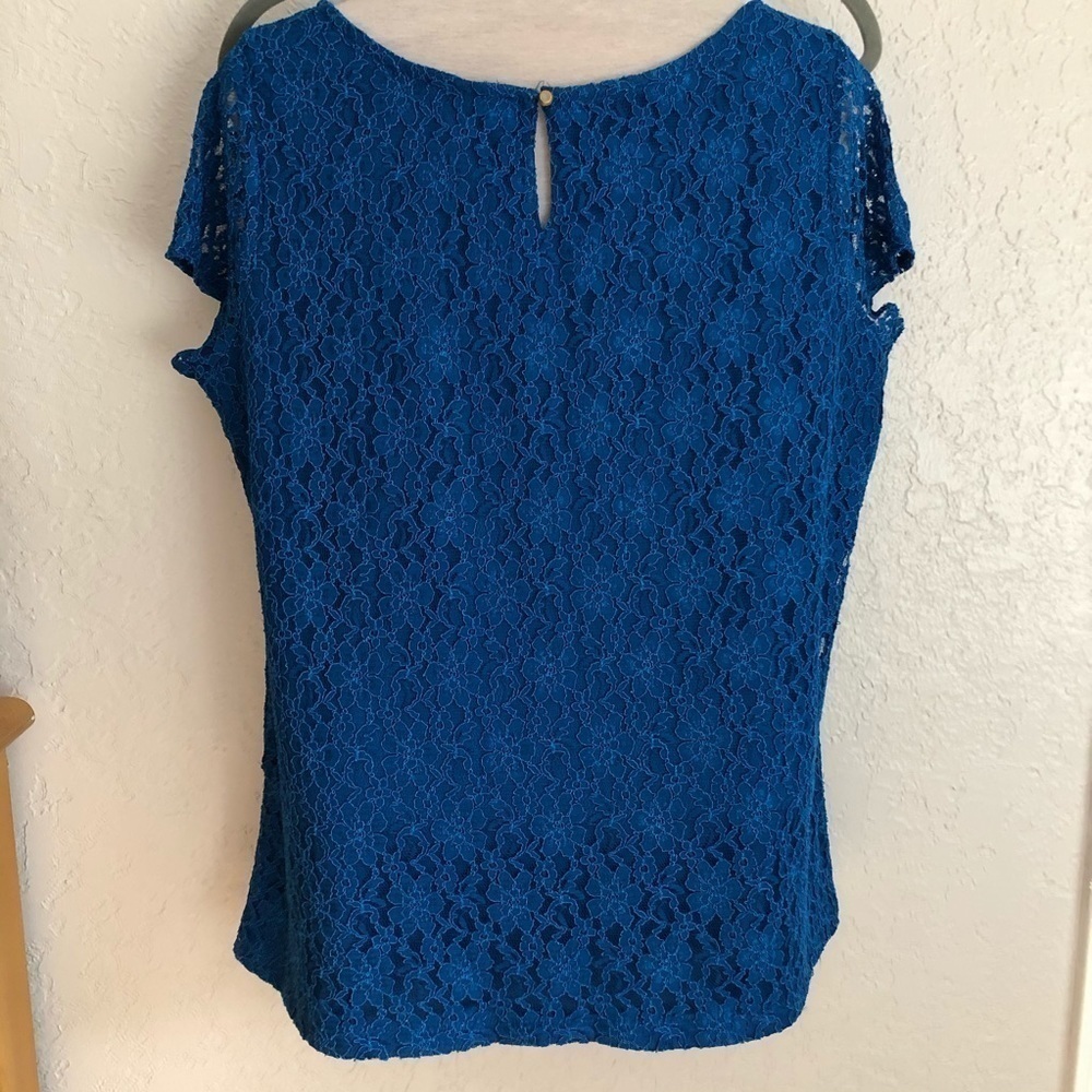 The Limited Lace top with keyhole closure - Picture 3 of 9